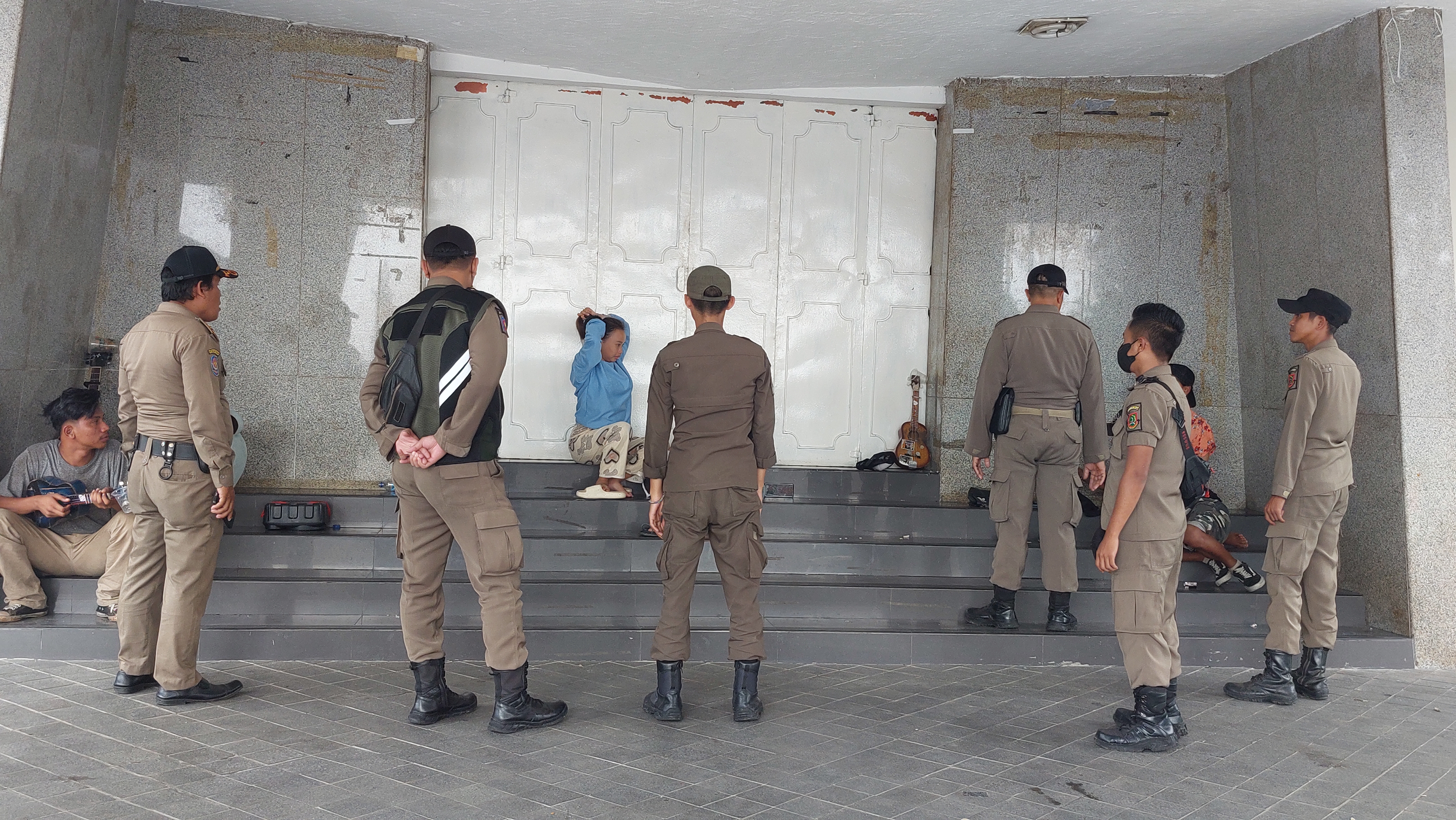 Penertiban Anak Jalanan di Gedung Juang: Upaya Pemerintah Jaga Keselamatan